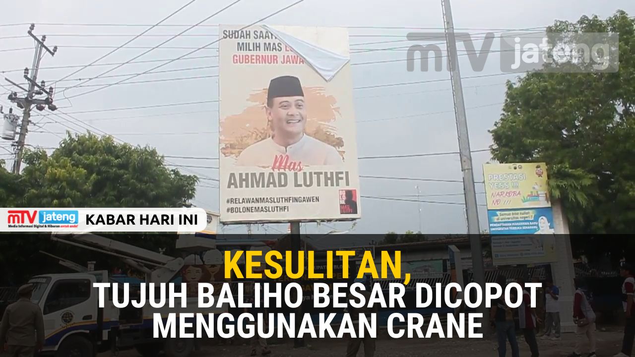 Kesulitan, Tujuh Baliho Besar Dicopot Menggunakan Crane