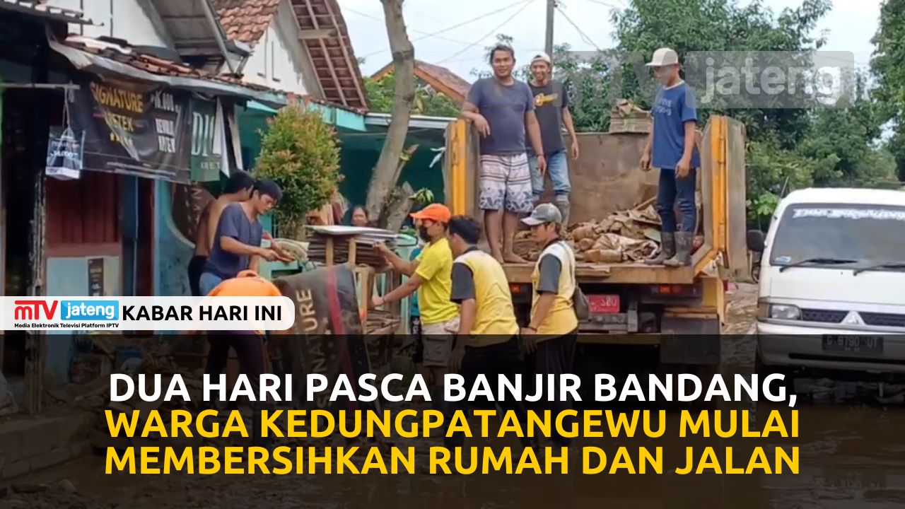 Dua Hari Pasca Banjir Bandang, Warga Kedungpatangewu Mulai Membersihkan Rumah dan Jalan